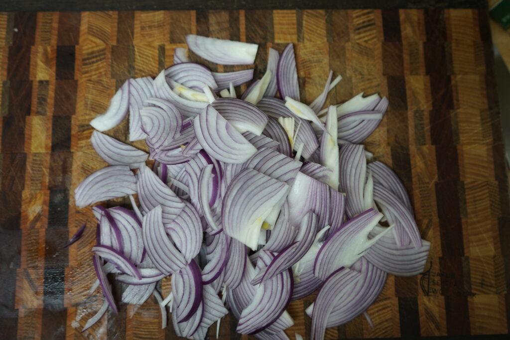 red onion that has been completely sliced up