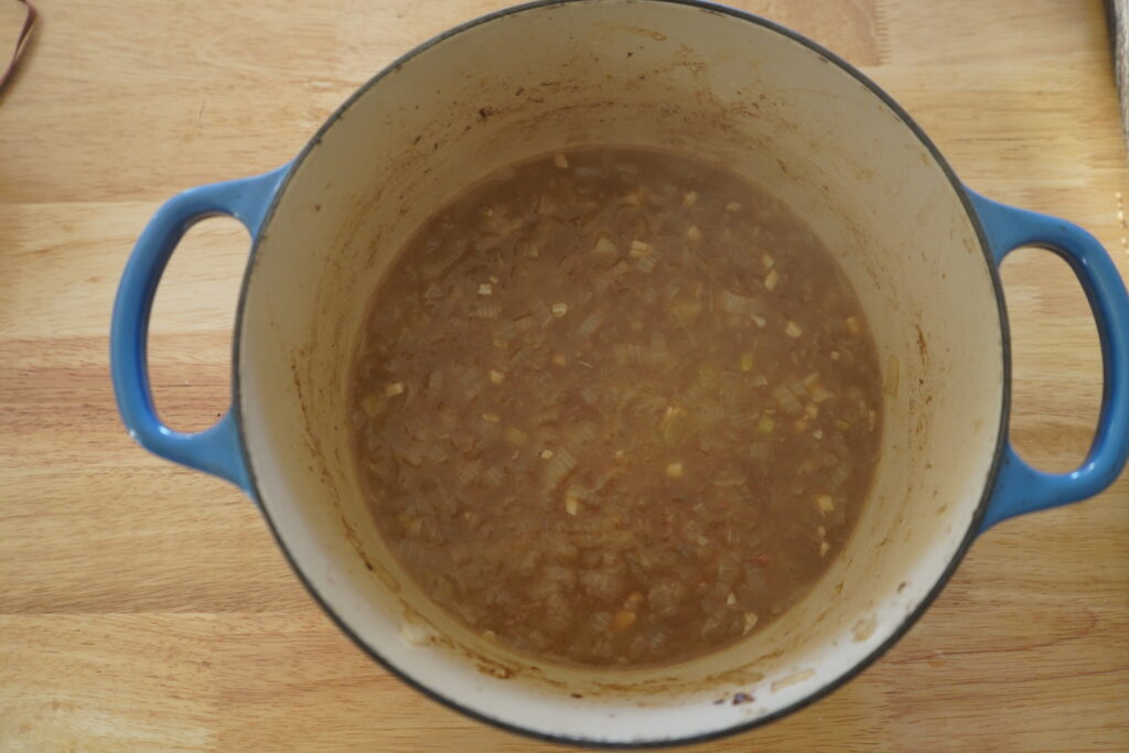 simmer onon and beer on a pot