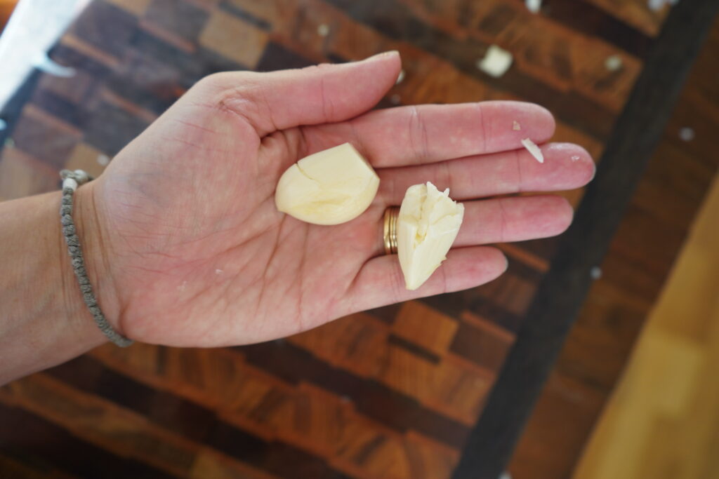 2 garlic cloves in a hand