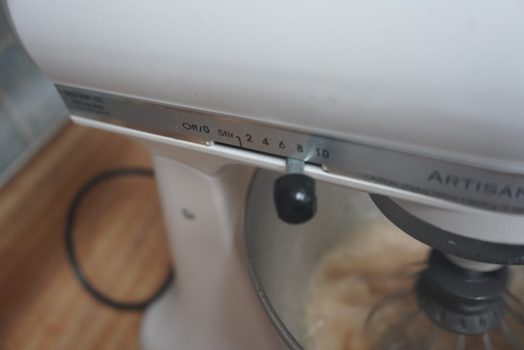 showing of the stand mixer with the setting to 8